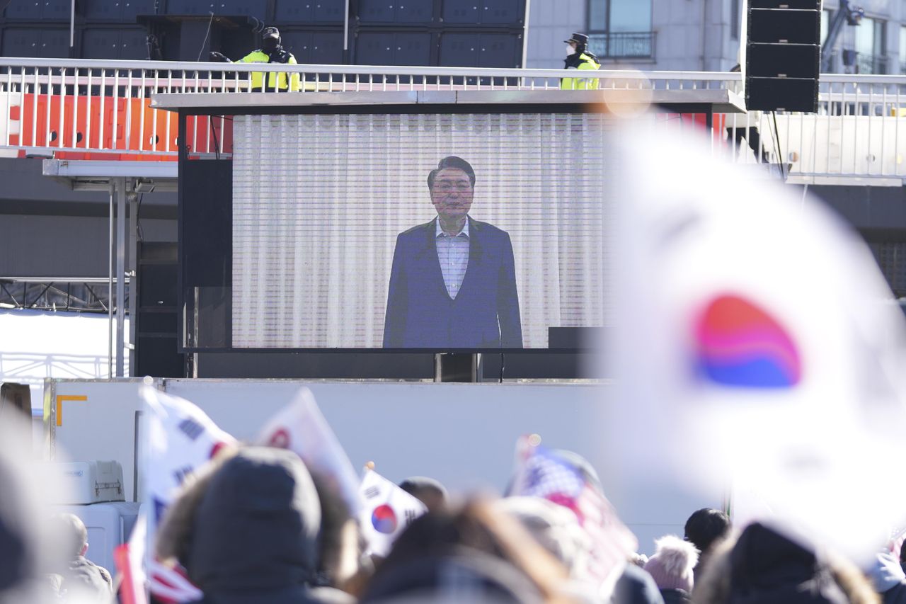 source:AlJazeera - Arresto del presidente Yoon Suk-yeol - Il presidente Yoon Suk-yeol durante una manifestazione