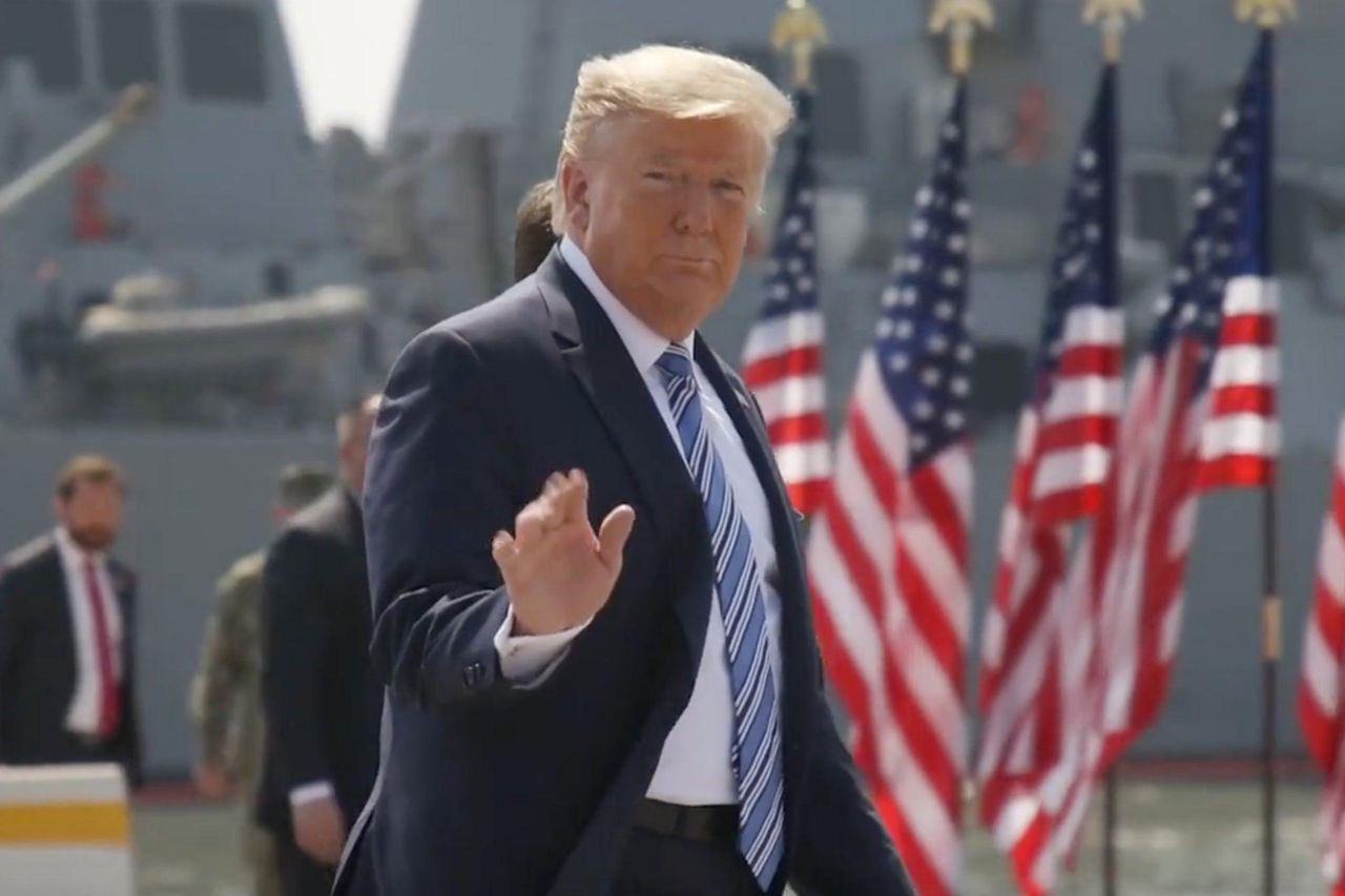 source:Independent - Cambiamenti rispetto all'amministrazione Biden - Il montaggio del sito web della Casa Bianca presenta clip in slow-motion di Donald Trump