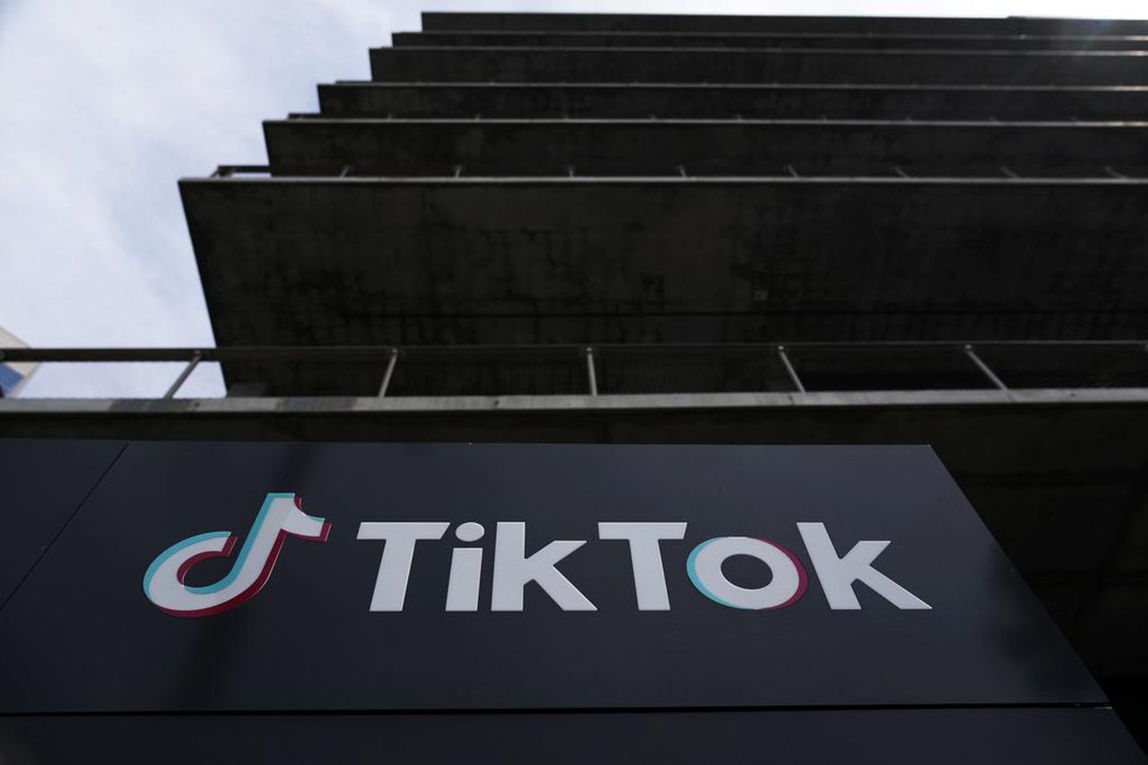 source:AlJazeera - Come è riuscito Trump a ribaltare il divieto di TikTok? - Il logo di TikTok visto su un edificio