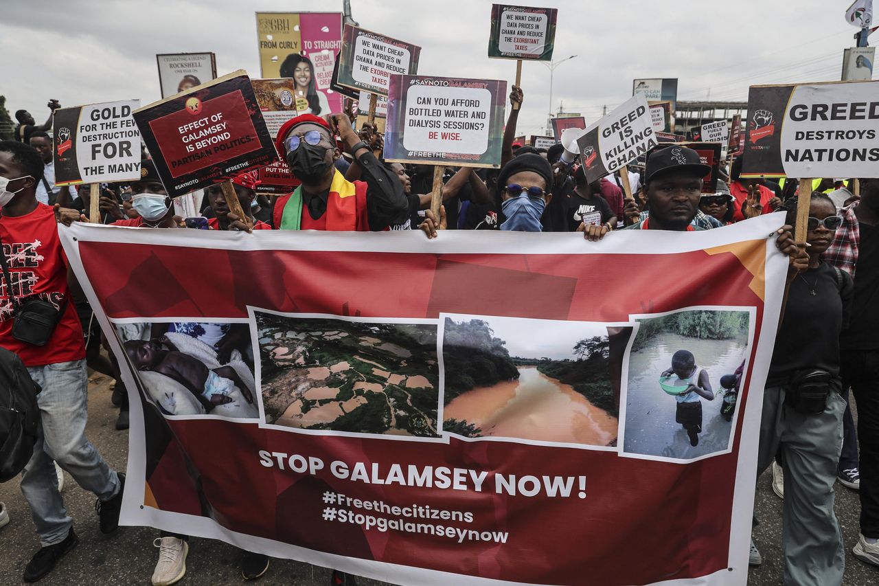 source:AlJazeera - Complicità ufficiale nell'estrazione illegale - Manifestanti durante una dimostrazione ad Accra, chiedendo azioni contro l'estrazione illegale.