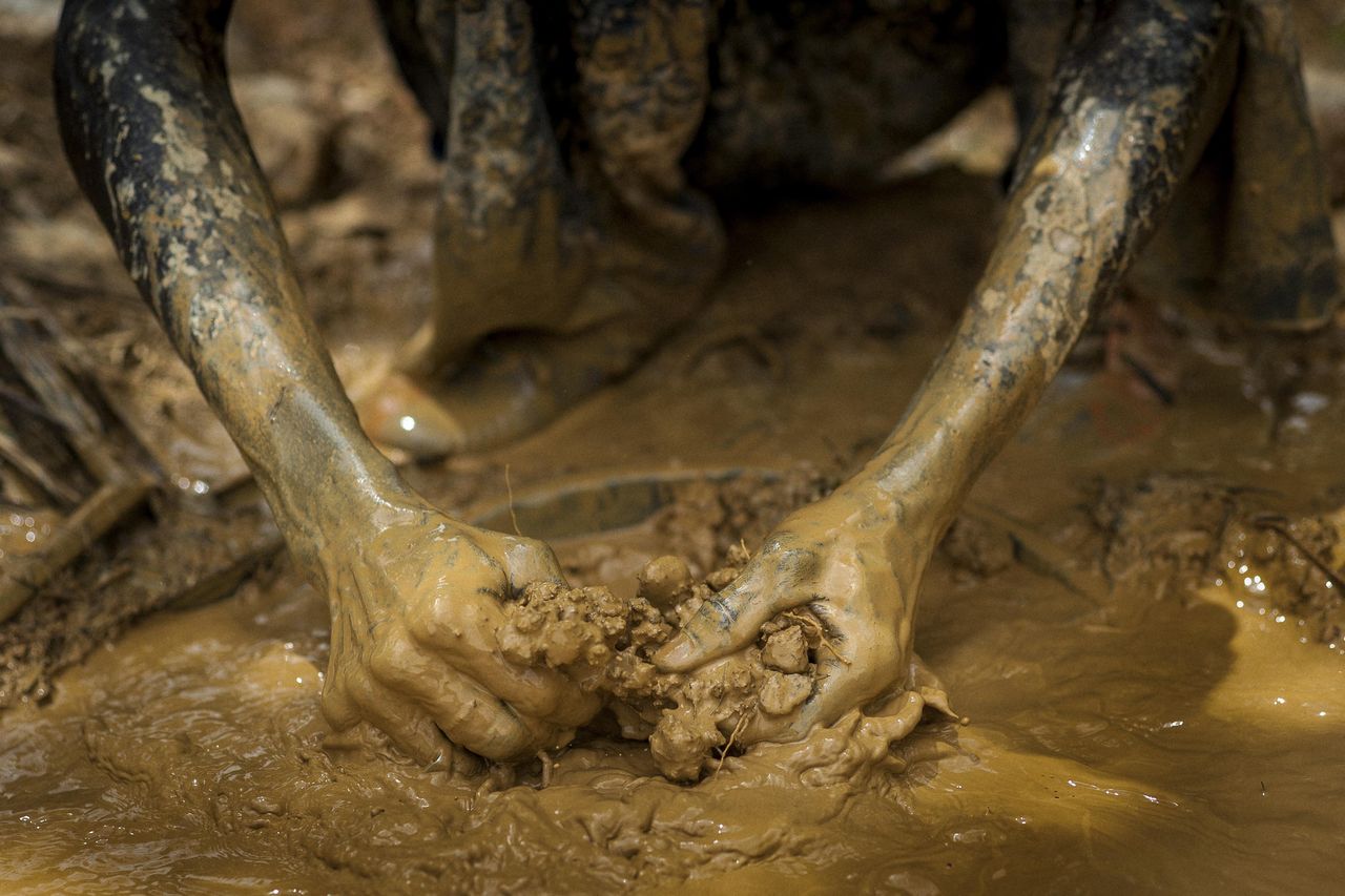 source:AlJazeera - Complicità ufficiale nell'estrazione illegale - Un galamseyer, un cercatore d'oro illegale, lavora su un campo d'oro a Kibi, Ghana.