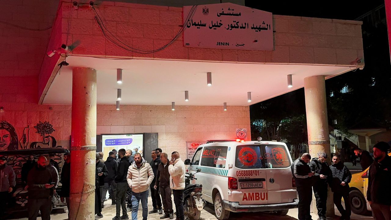 source:AlJazeera - Contesto e reazioni - Persone si radunano davanti a un ospedale dopo l'attacco aereo israeliano a Jenin.