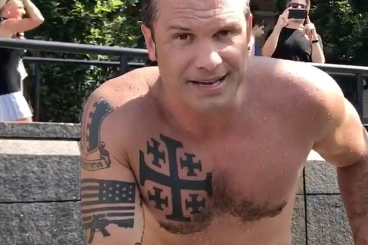 source:Independent - Controversie sui tatuaggi di Hegseth - Tatuaggio di Hegseth