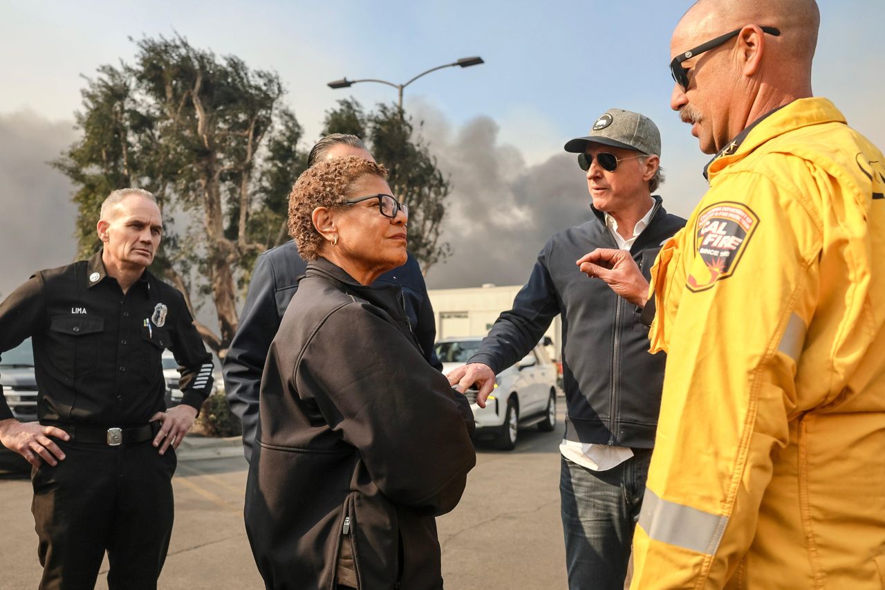 source:Independent - Critiche per la scelta di viaggio della sindaca - La sindaca di Los Angeles Karen Bass