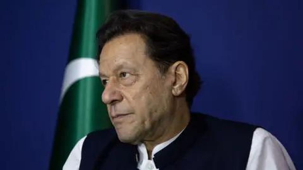 source:BBC World News - Dettagli della condanna - Imran Khan con la bandiera del Pakistan sullo sfondo