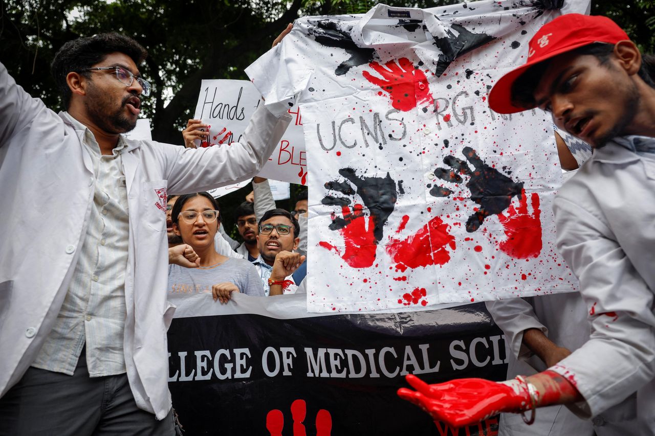 source:AlJazeera - Dettagli della condanna - Medici a New Delhi durante una protesta.