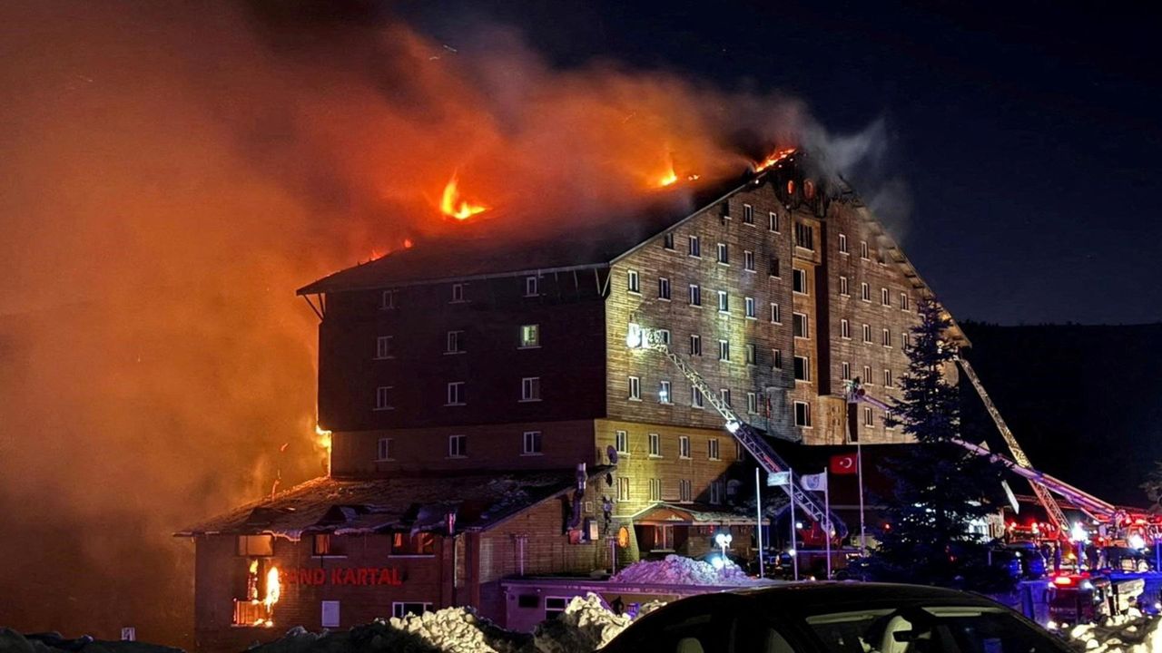 source:AlJazeera - Dettagli dell'incendio - Immagine dell'incendio nel resort sciistico