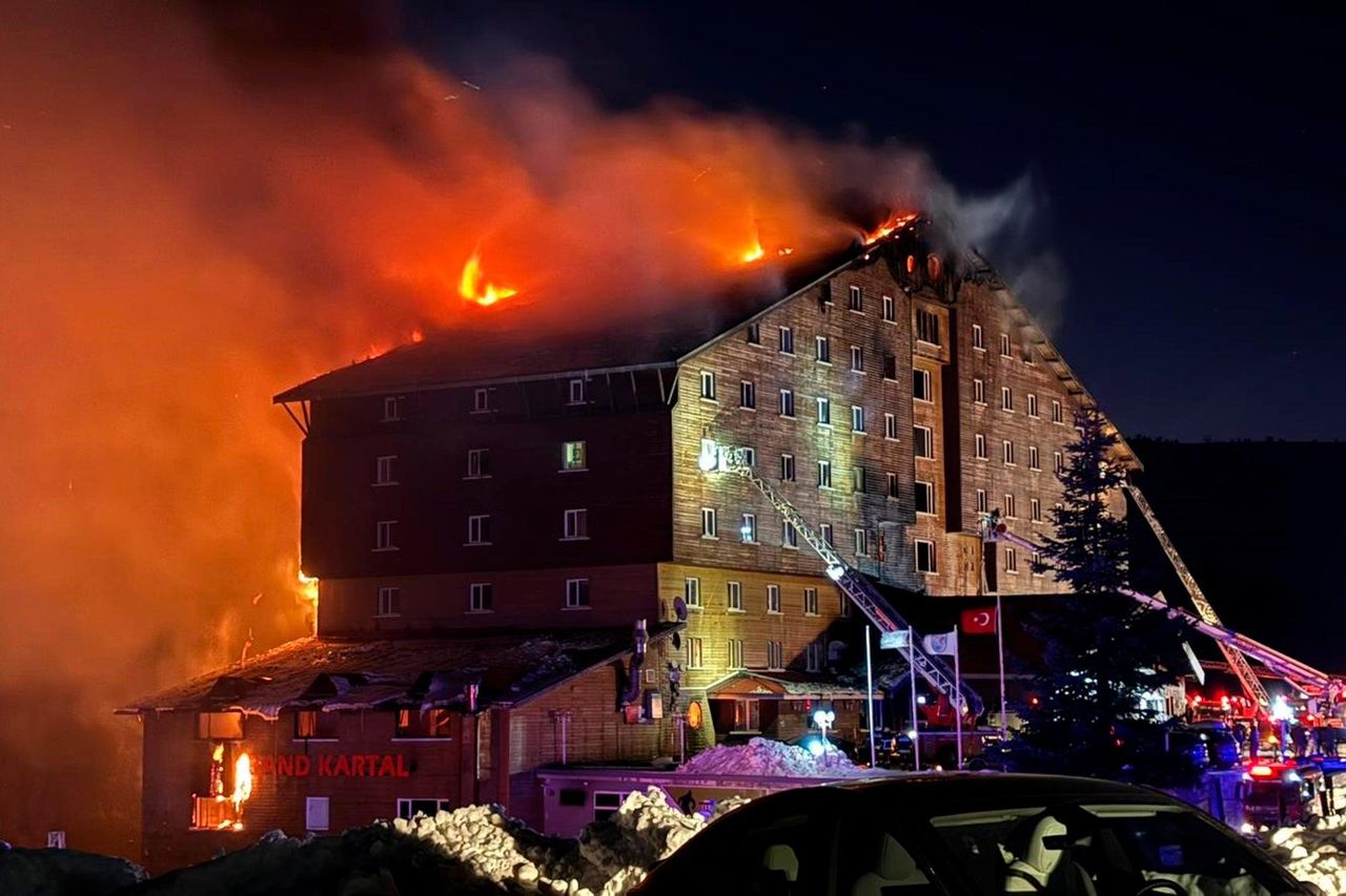 source:Independent - Dettagli dell'incendio - Vigili del fuoco al lavoro per spegnere l'incendio in un hotel