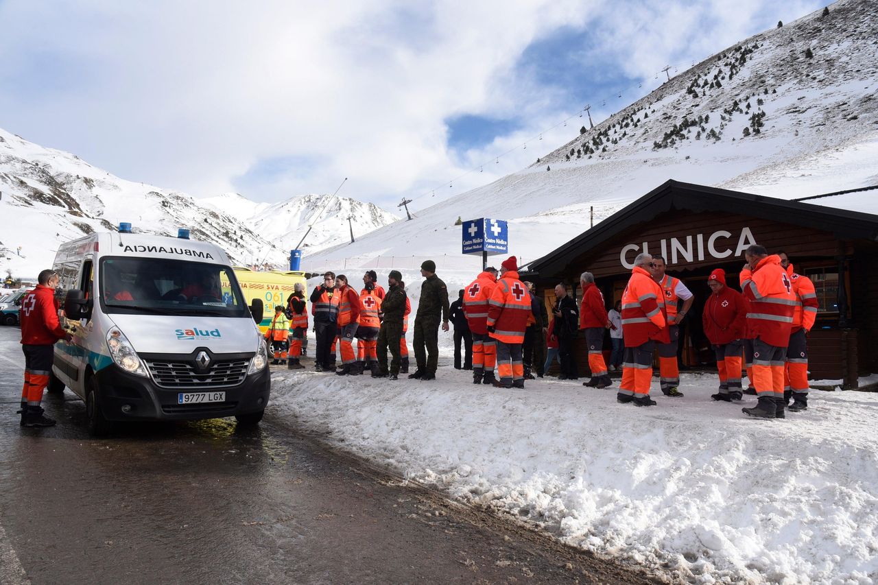 source:Independent - Dettagli dell'incidente - Paramedici accorrono sul luogo dell'incidente