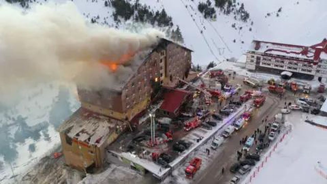 source:BBC World News - Dettagli sull'incendio - Una vista aerea dell'area mentre i vigili del fuoco rispondono a un incendio in un hotel a Bolu.