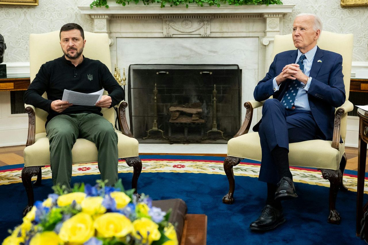 source:TheConversationCA - Di quali tipi di missili si tratta? - I presidenti Volodymyr Zelensky e Joe Biden nel ufficio ovale a settembre 2024.