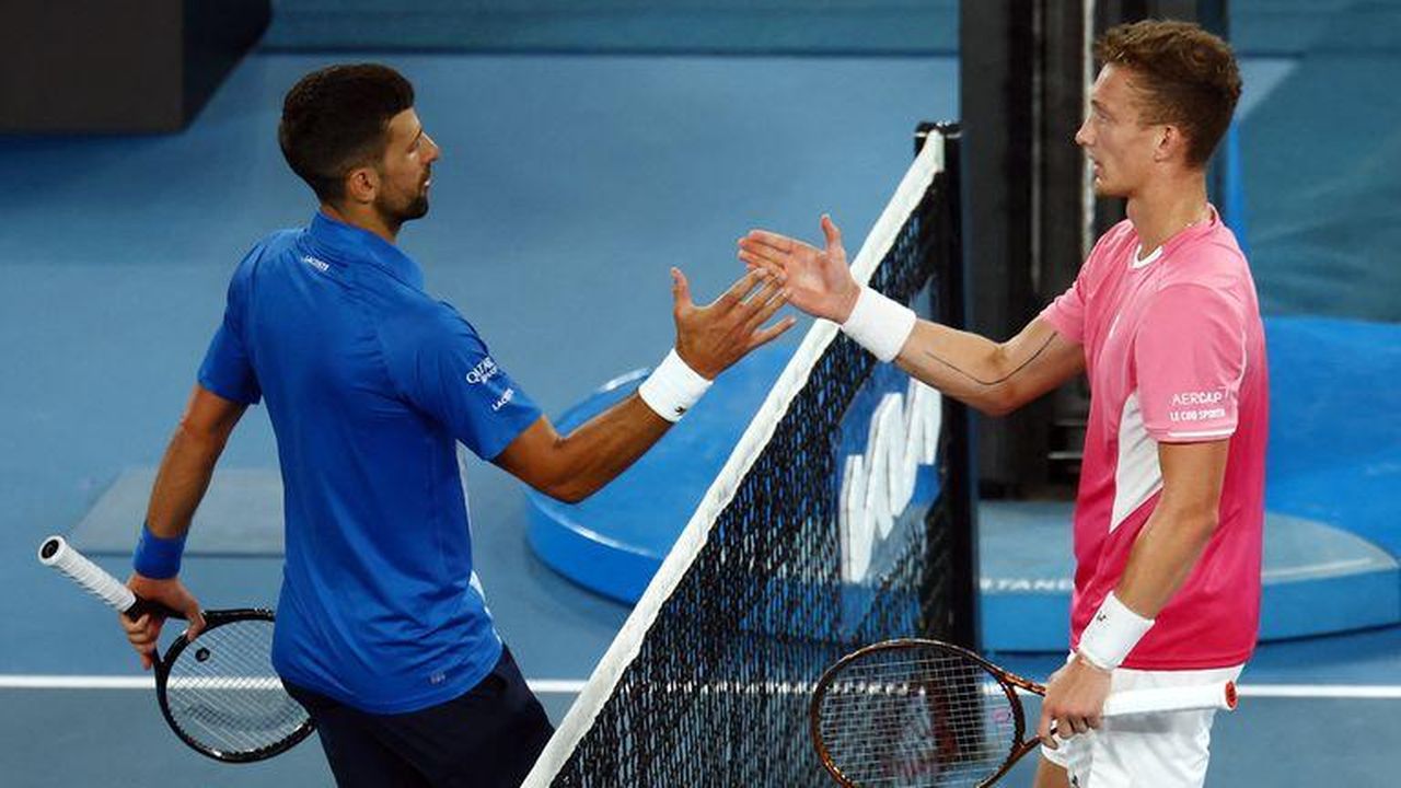 source:SkyNews - Dichiarazione della Nine Network - Djokovic e Jiri Lehecka si stringono la mano dopo la partita.