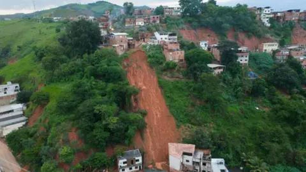 source:BBC World News - Frane devastano il quartiere Bethania a Ipatinga - Vista aerea di una frana a Ipatinga, dove il fango ha spazzato via case su una collina.