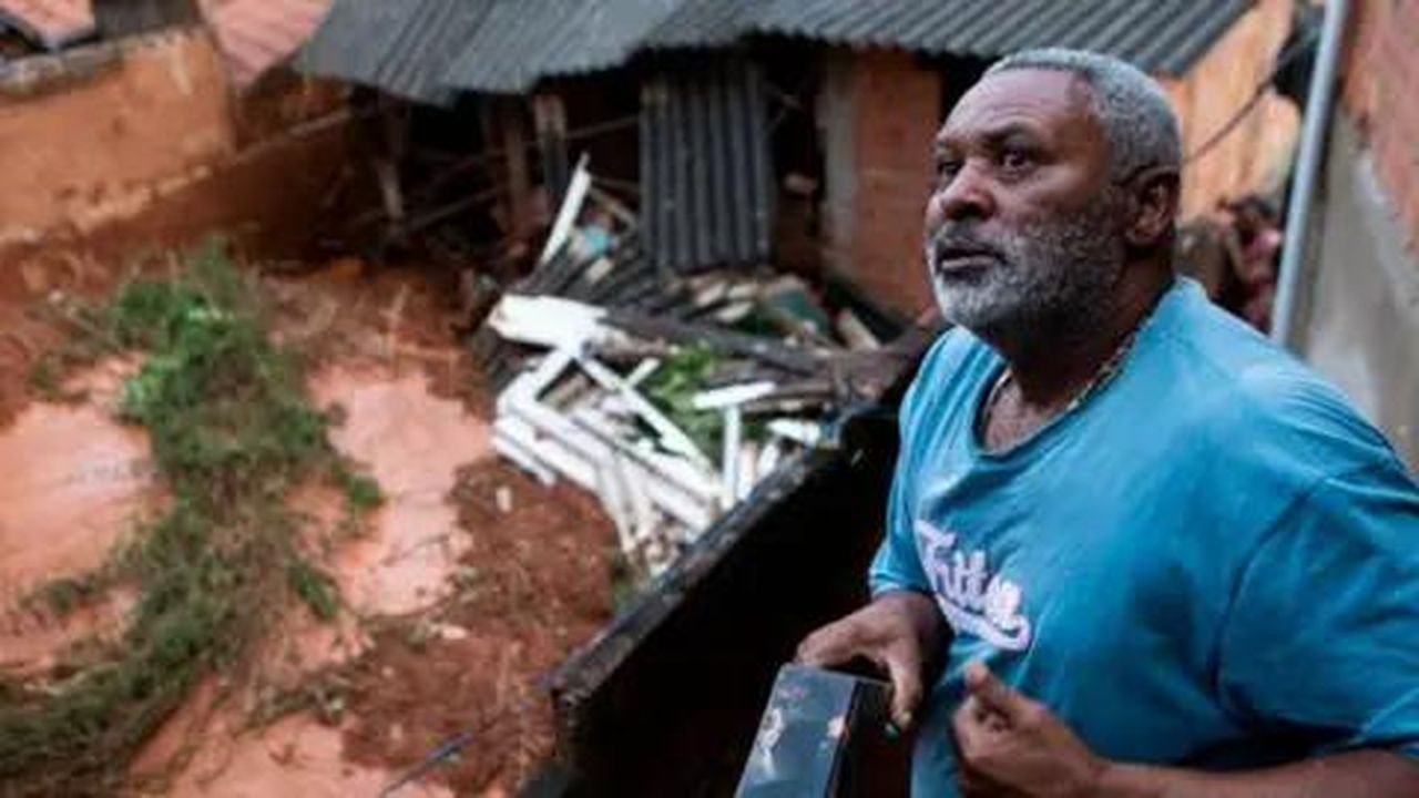 source:BBC World News - Frane devastano il quartiere Bethania a Ipatinga - Un uomo parla dal balcone di una casa colpita da una frana a Ipatinga.