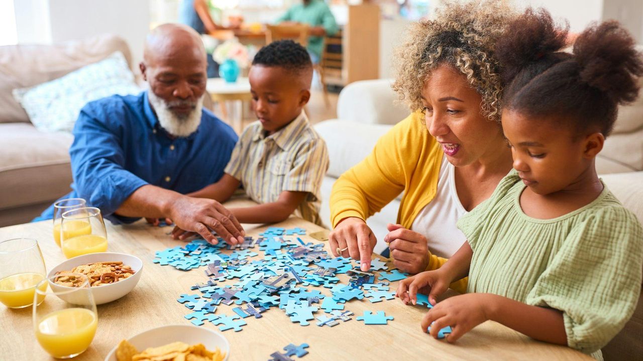 source:TheConversationUK - Gioco spaziale - Nonni che fanno un puzzle con i bambini