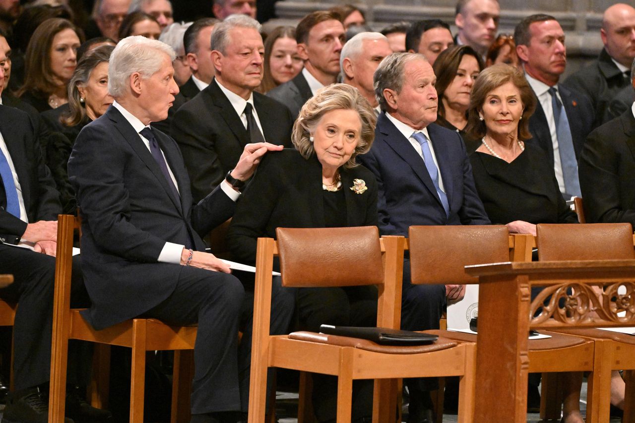 source:Independent - I Clinton: Conversazioni Riservate - I Clinton sembrano a loro agio durante il funerale.