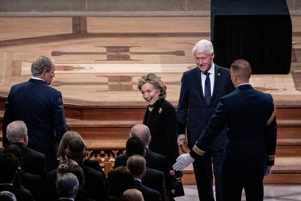 source:Independent - I Clinton: Conversazioni Riservate - Bill e Hillary Clinton parlano tra di loro durante la cerimonia.