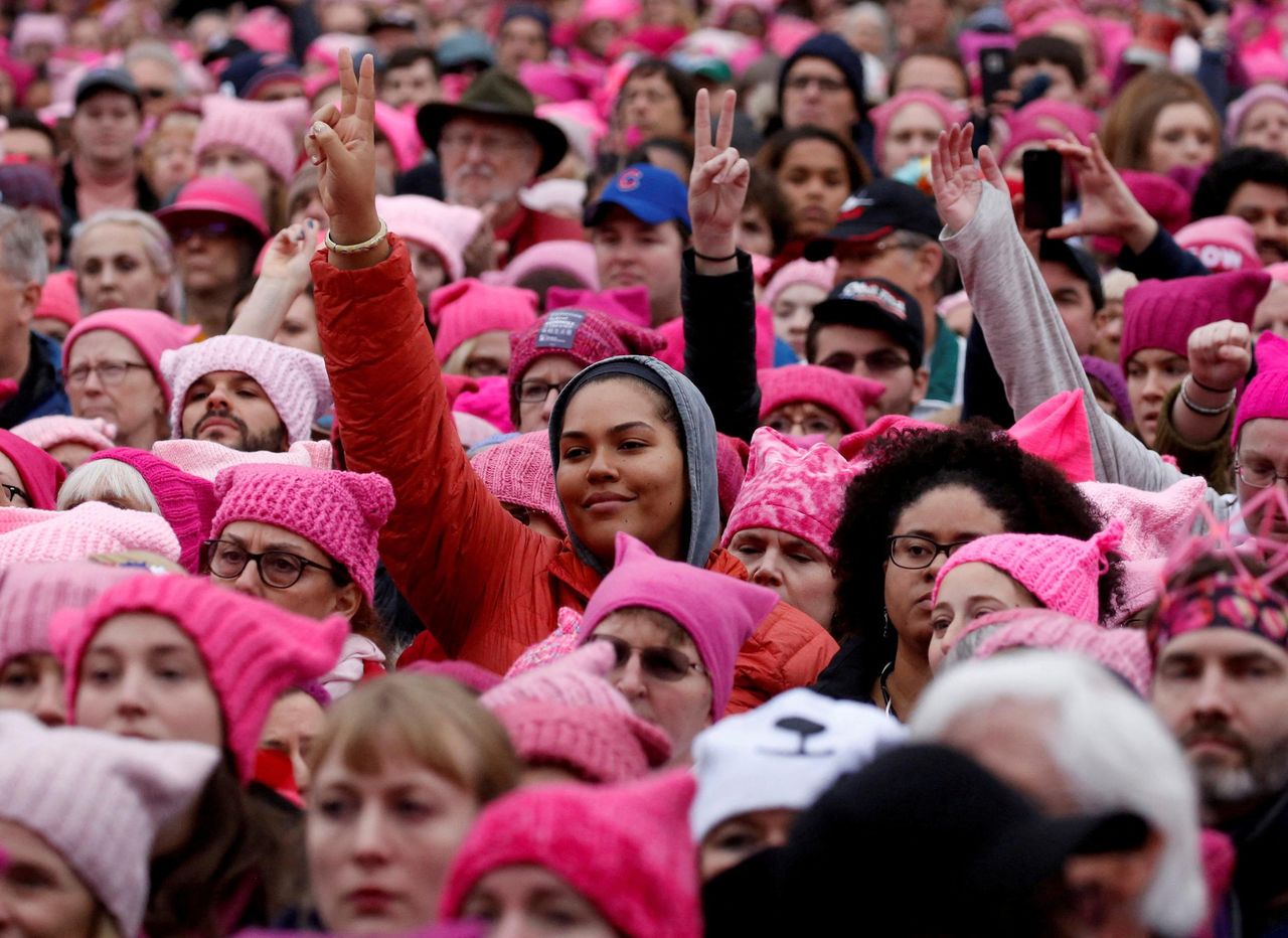 source:AlJazeera - Il Primo Giorno della Presidenza di Trump - Donne in 'pussy hats' rosa si radunano a Washington, DC.