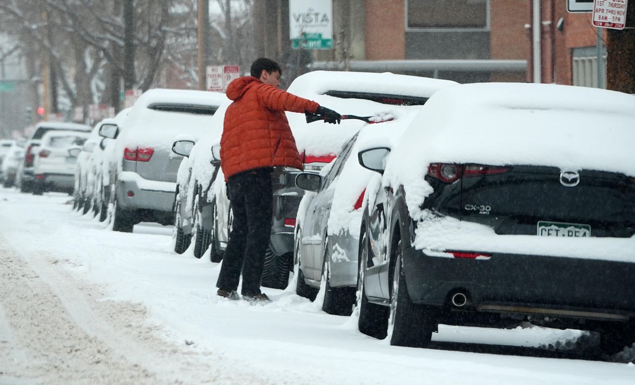 source:Independent - Il Sud - Un automobilista pulisce la neve dal suo veicolo parcheggiato mentre una tempesta invernale colpisce la nazione.