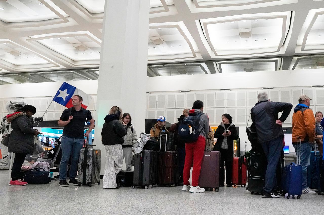 source:Independent - Il Sud - Passeggeri in attesa di effettuare il check-in per i loro voli all'aeroporto di George Bush.