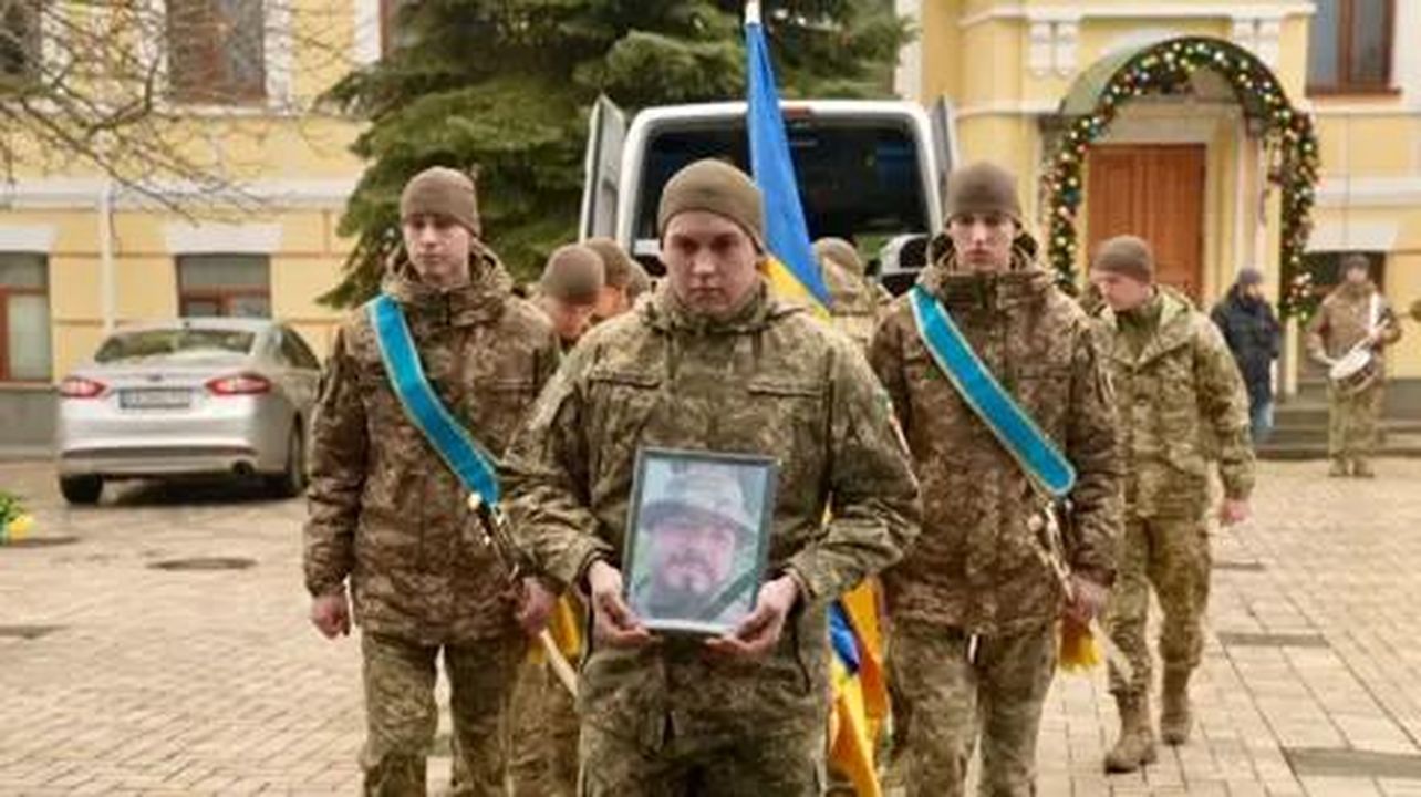 source:BBC World News - Il funerale di Andriy Kusmenko - I compagni soldati di Andriy Kusmenko si sono riuniti per onorarlo