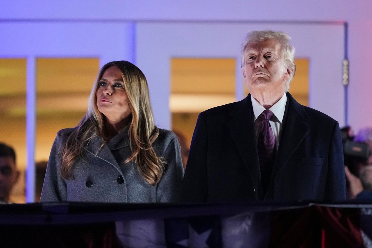 source:Independent - Il messaggio di chiusura di TikTok - Donald Trump e sua moglie Melania guardano uno spettacolo di fuochi d'artificio