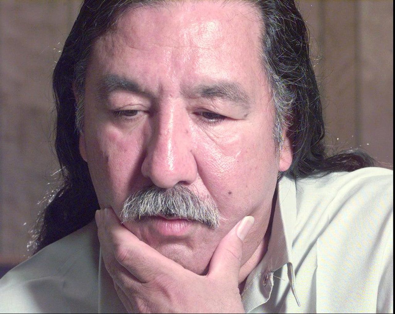 source:Independent - Il perdono di Biden a Leonard Peltier - L'attivista nativo americano Leonard Peltier durante un'intervista nel 1999