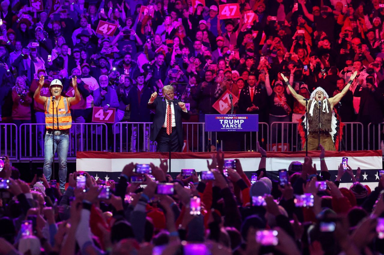 source:Independent - Il rally di vittoria di Trump a Washington - Donald Trump danza con i Village People mentre eseguono 'Y.M.C.A.' al suo rally di vittoria a Washington, D.C.