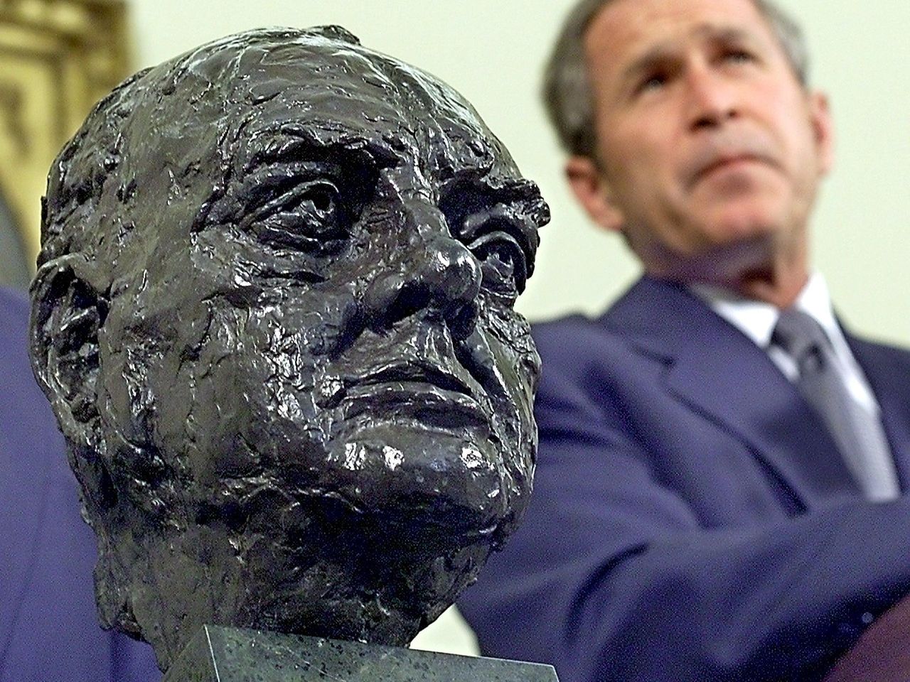 source:Independent - Il ritorno del busto di Churchill - George W Bush con il busto nel 2001