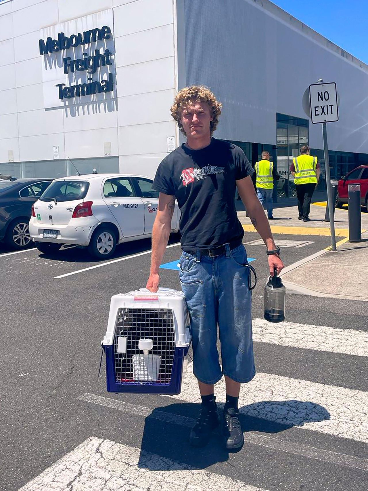 source:Independent - Il ritorno di Mittens - Jackson Brow tiene il gatto Mittens in un trasportino all'aeroporto di Melbourne