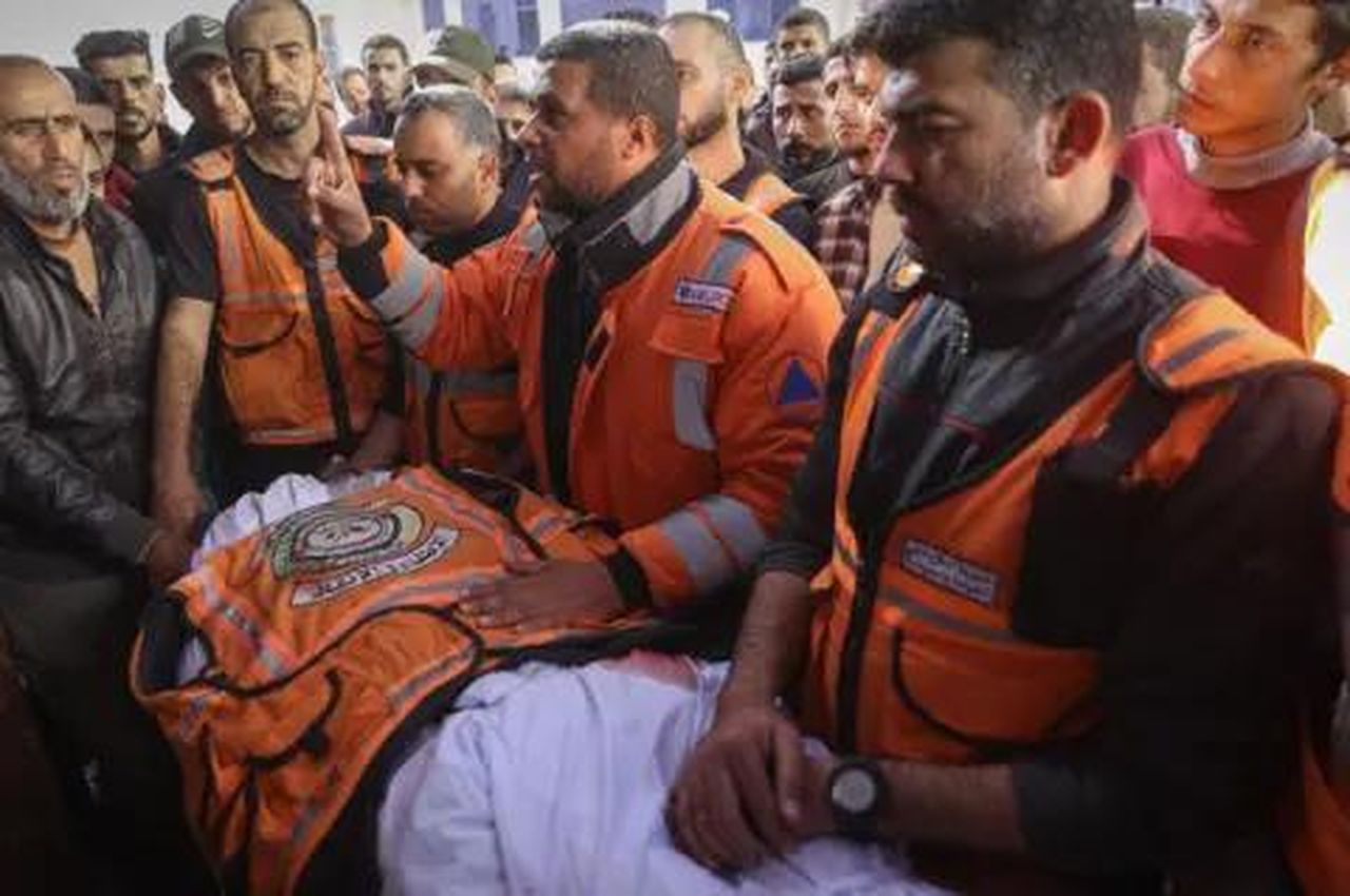 Il ruolo della Difesa Civile di Gaza - I membri della Difesa Civile di Gaza partecipano al funerale di un collega.