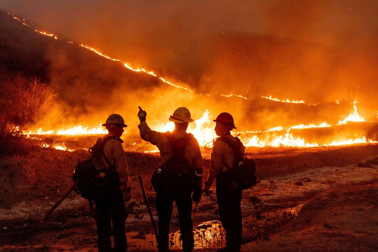 source:Independent - Il suo attuale impegno per la comunità - Le squadre antincendio combattono il Kenneth Fire nella sezione West Hills di Los Angeles il 9 gennaio