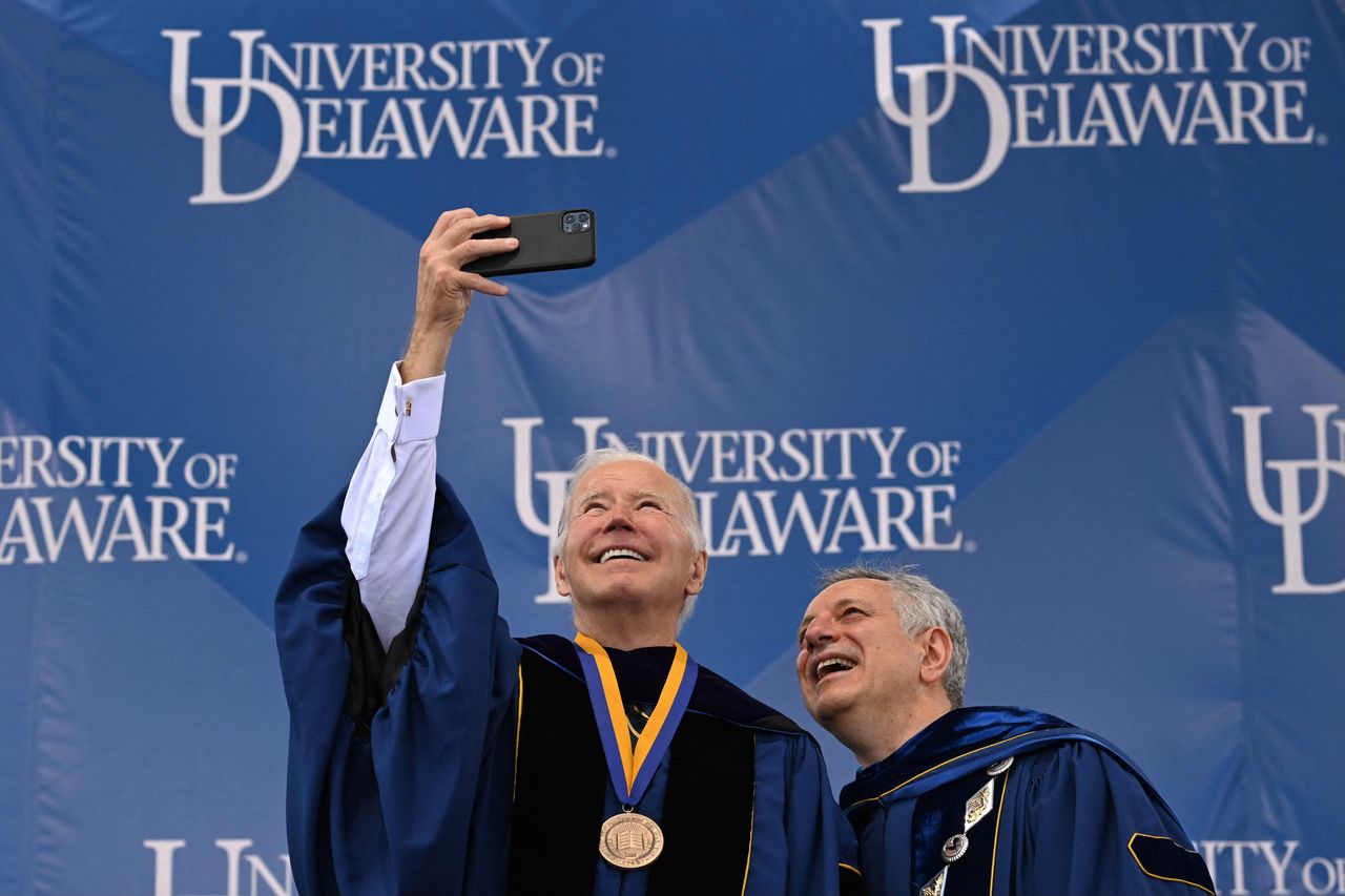 source:Independent - Impegni Accademici - Biden ha ricevuto la Medaglia di Distinzione all'Università del Delaware