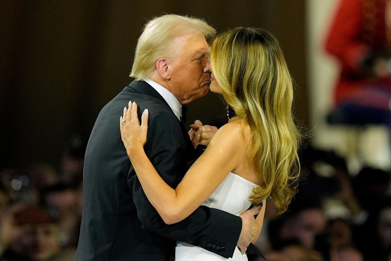 source:Independent - In photos: The Commander-in-Chief Ball - Trump e Melania al ballo del Comandante in Capo