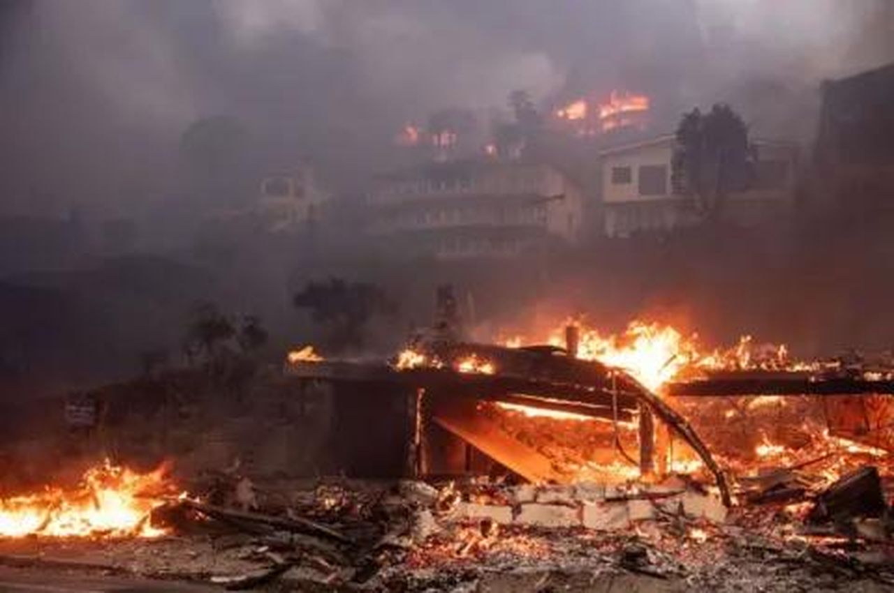 source:BBC World News - Incendi attivi a Los Angeles - Foto che mostra case sulla spiaggia e colline a Malibu, California, in fiamme nell'incendio di Palisades.