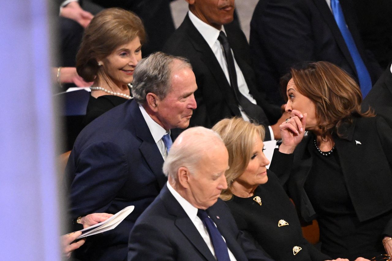 source:Independent - Kamala Harris e Jill Biden: Un Saluto Freddo - Kamala Harris scambia alcune parole con George Bush.