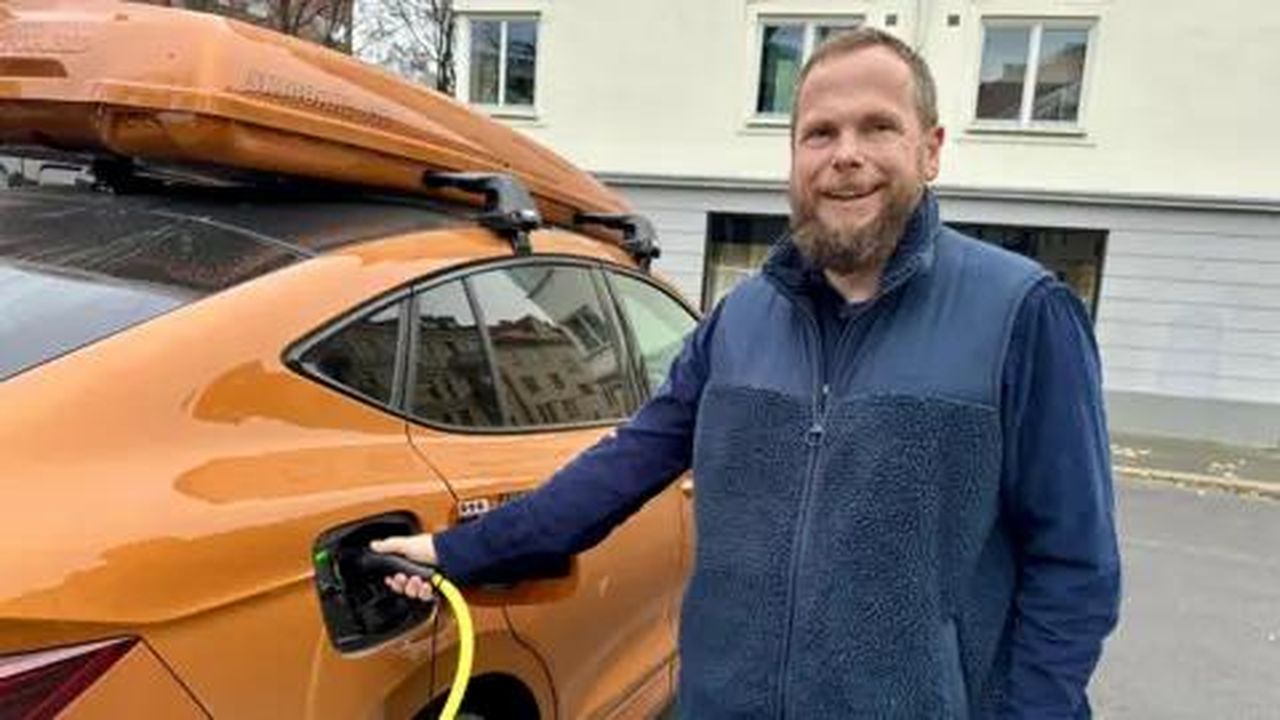 source:BBC World News - La Norvegia e le auto elettriche - Ståle Fyen, automobilista norvegese, sorride mentre collega un cavo di ricarica alla sua auto elettrica