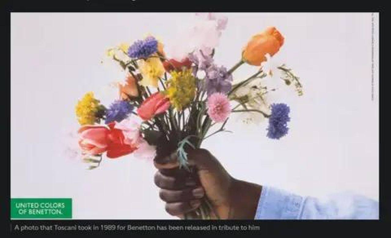 source:BBC World News - La carriera di Toscani - Un mazzo di fiori con il logo Benetton.