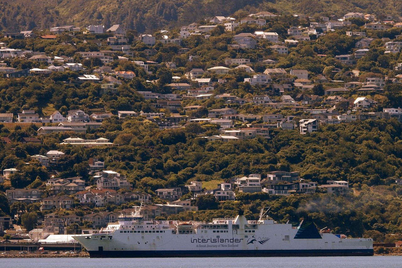 source:Independent - La questione del tunnel sottomarino - Un traghetto Interislander lascia il porto di Wellington, Nuova Zelanda