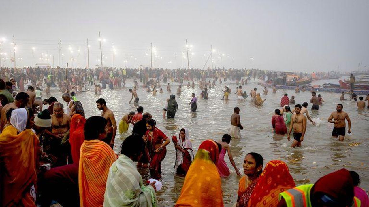 source:SkyNews - La sacralità del Maha Kumbh Mela - Devoti al Sangam