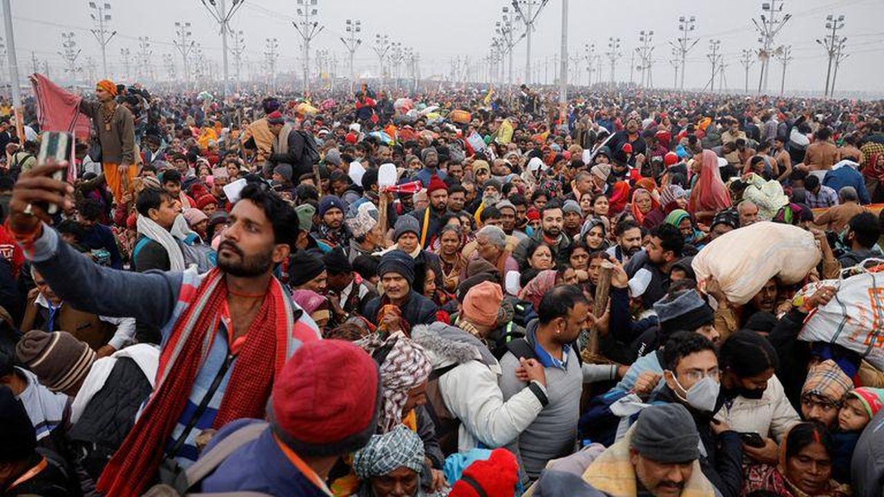 source:SkyNews - La sacralità del Maha Kumbh Mela - Devoti al Sangam