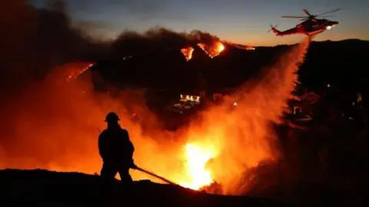 source:BBC World News - La scena del crimine - La silhouette di un pompiere contro le fiamme