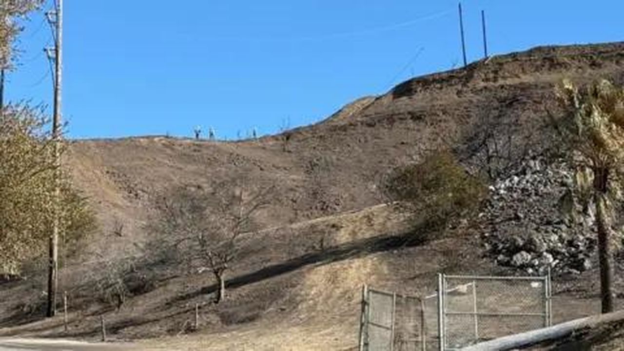 source:BBC World News - La scena del crimine - Lavoratori su una cresta in un'area bruciata di Temescal Canyon