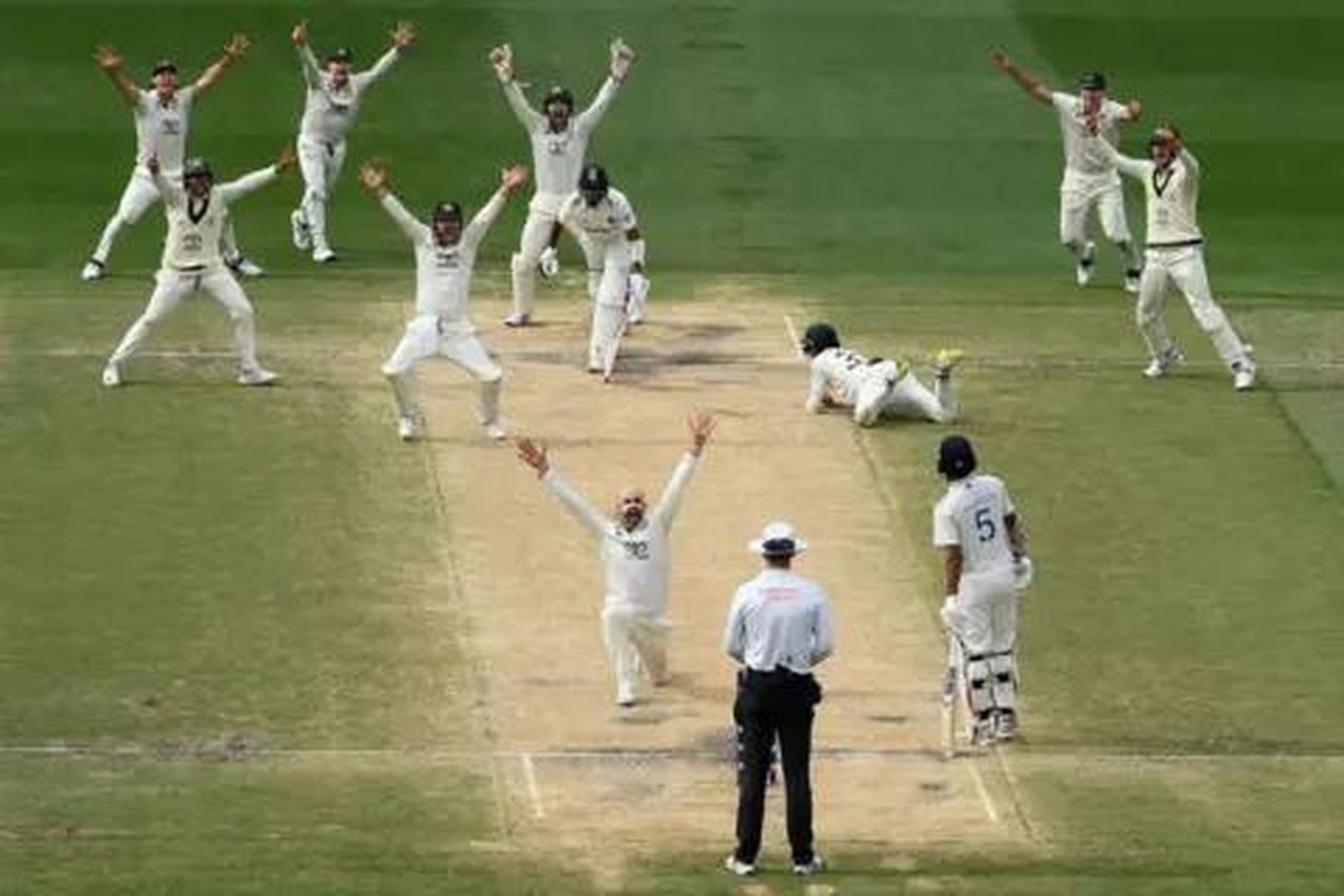 source:BBC World News - La sconfitta contro l'Australia - Getty Images Nathan Lyon celebra dopo aver eliminato Mohammed Siraj