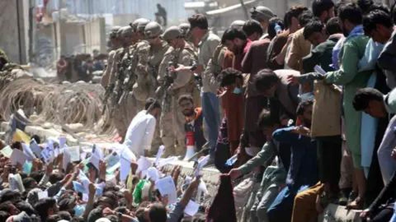 La situazione critica di Babak - Negli ultimi giorni di controllo degli Stati Uniti, l'aeroporto di Kabul era affollato di afghani disperati.