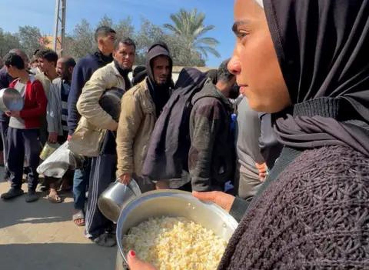 source:BBC World News - La situazione umanitaria a Gaza - Lamees Mohammad Al Mizar'i in fila per il riso