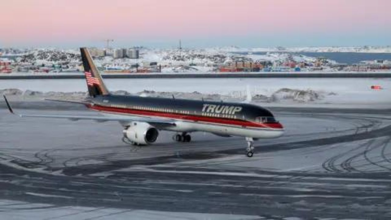 source:BBC World News - La visita di Trump Jr - Un aereo con la scritta 'Trump' su un aeroporto in Groenlandia