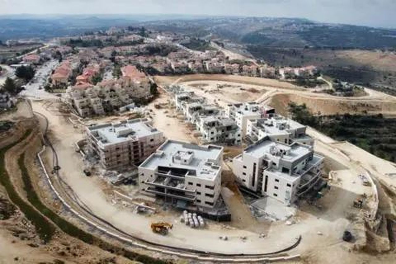 source:BBC World News - La vita a Karnei Shomron - Una vista aerea di un cantiere di un nuovo quartiere nella colonia Neve Daniel