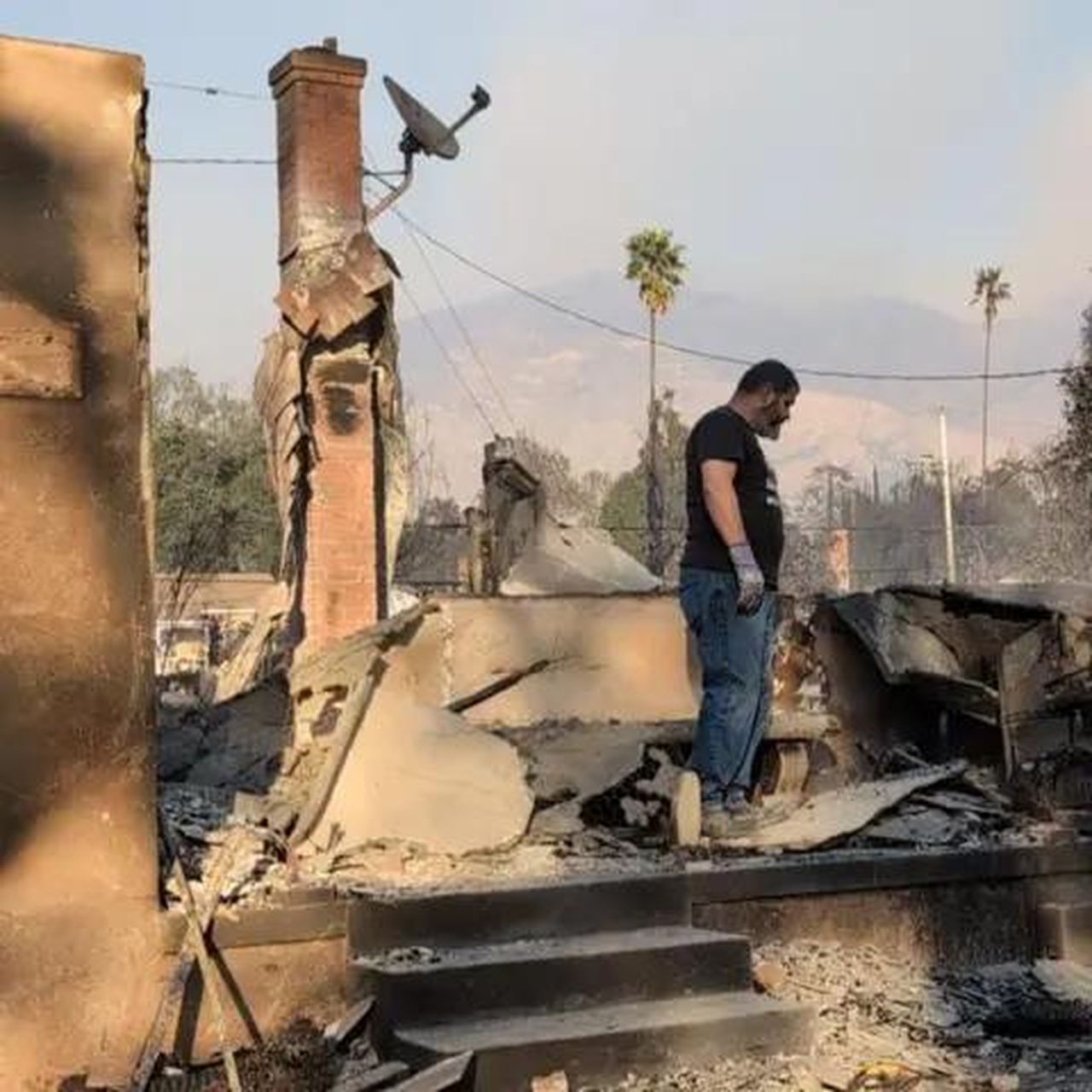 source:BBC World News - La vita di Daron Anderson prima del disastro - Hipolito Cisneros esamina i resti bruciati della sua casa dopo l'incendio di Eaton in California