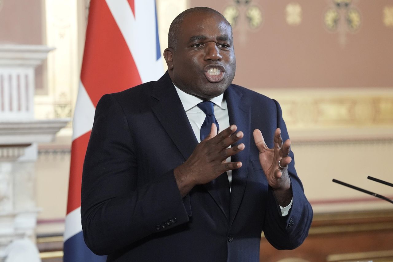 source:Independent - Lammy critica l'aggressione russa e la risposta della NATO - Il Segretario di Stato David Lammy durante un discorso al Ministero degli Affari Esteri